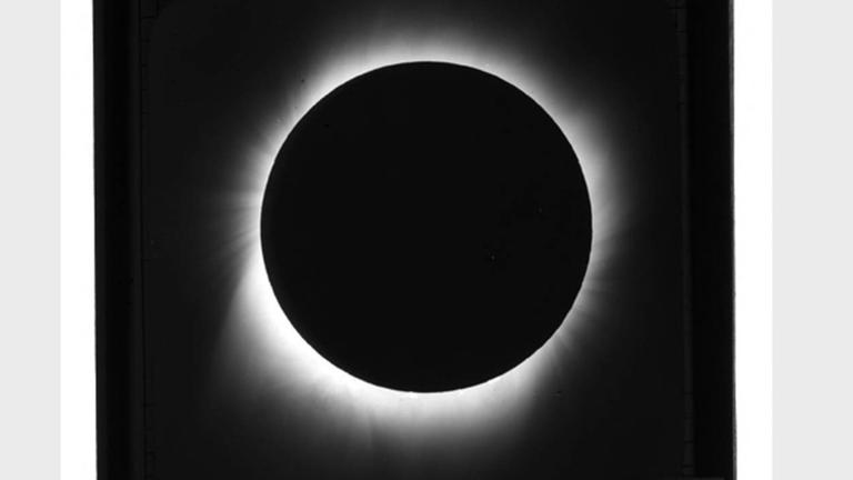 Charles Perrin tomó un eclipse solar total en Padang, Sumatra, en 1901.